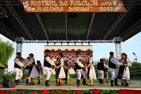 Prima zi a festivalului de folclor a fost o zi magică, plină de tradiție românească și emoție autentică.